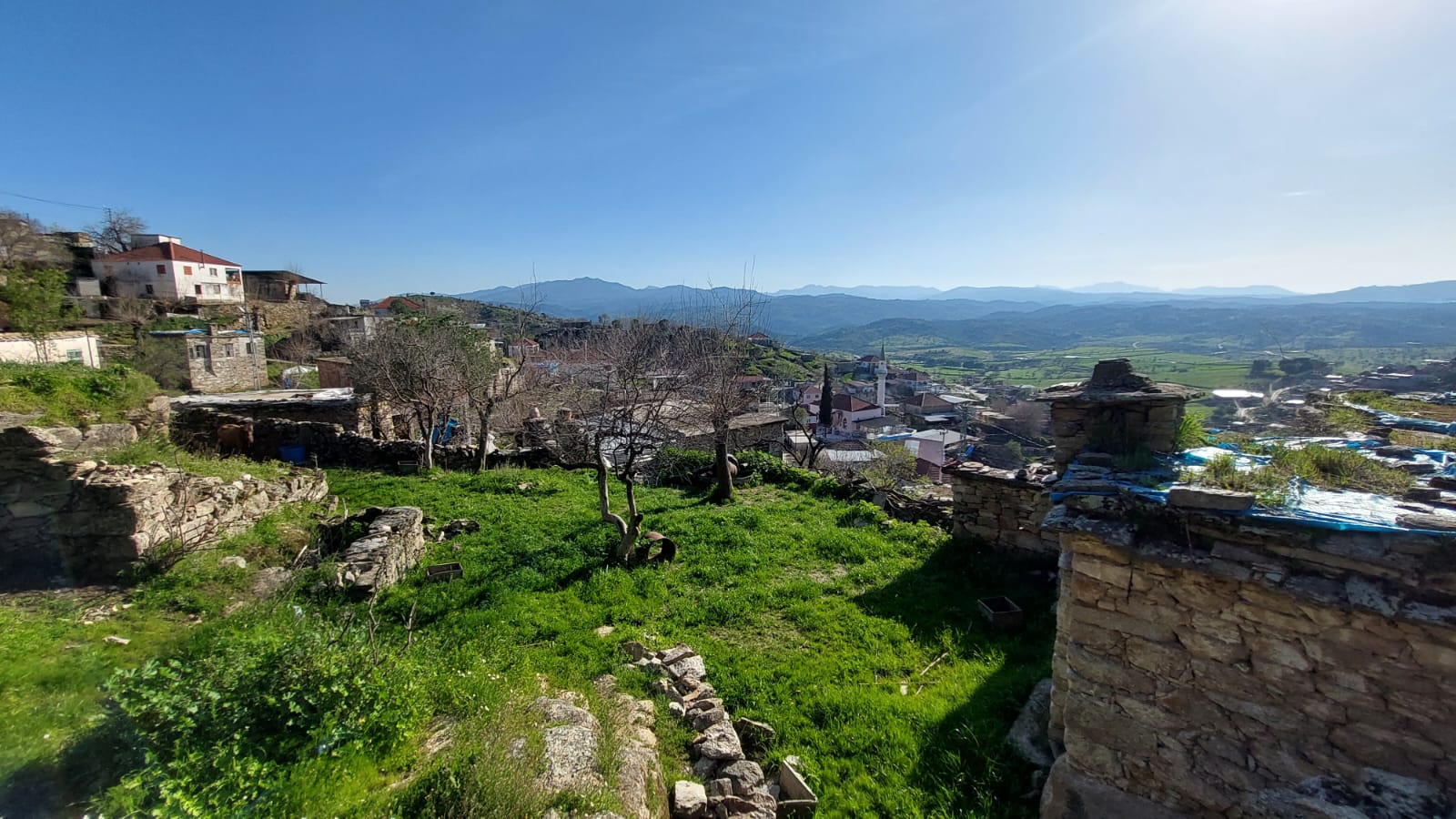 ŞEHİRDEN UZAK, BİR O KADAR YAKIN KÖY EVİ